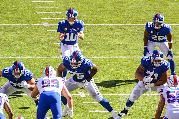 Eli Manning Takes the Snap | MetLife Stadium